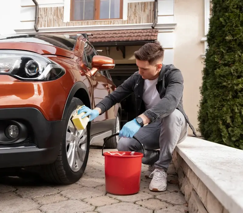 Lavage auto à domicile Civens : professionnel intervenant sur un véhicule